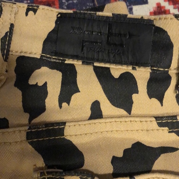 Ranch Dress’n Cheetah Jeans Sz26 - Picture 2 of 3